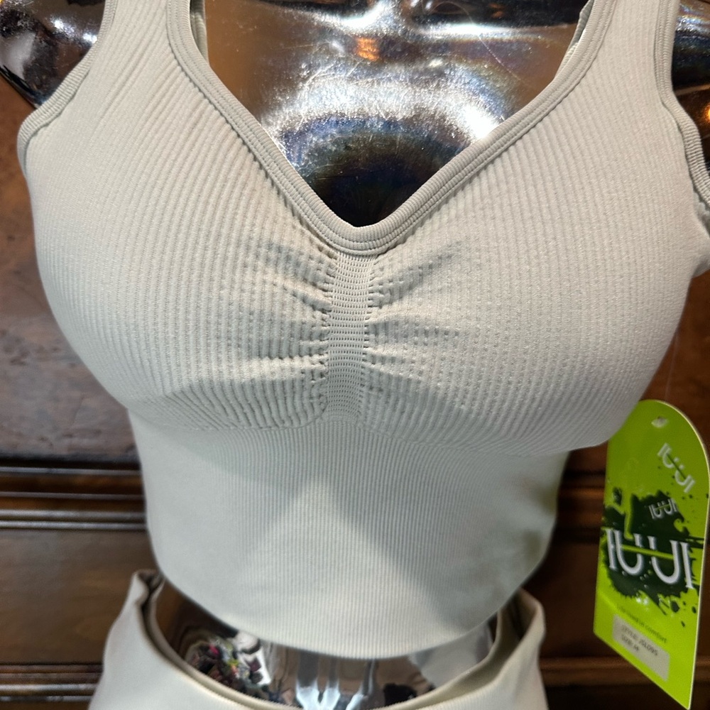 NWT SIZE M Cream Mid-Thigh Athletic Shorts and top with Stretch Fabric - Picture 2 of 8